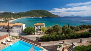 A coastal property with a swimming pool, a view of the sea, and a hillside. - Villa Eirini (Vasiliki Lefkada)