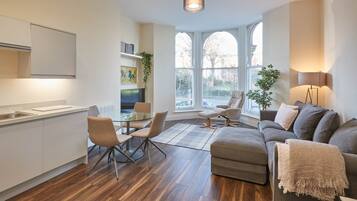 Apartment | Living area | 32-inch flat-screen TV with satellite channels, TV