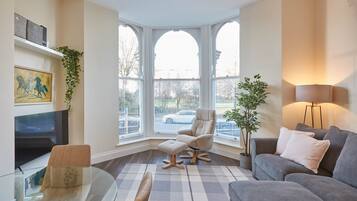 Apartment | Living area | 32-inch flat-screen TV with satellite channels, TV