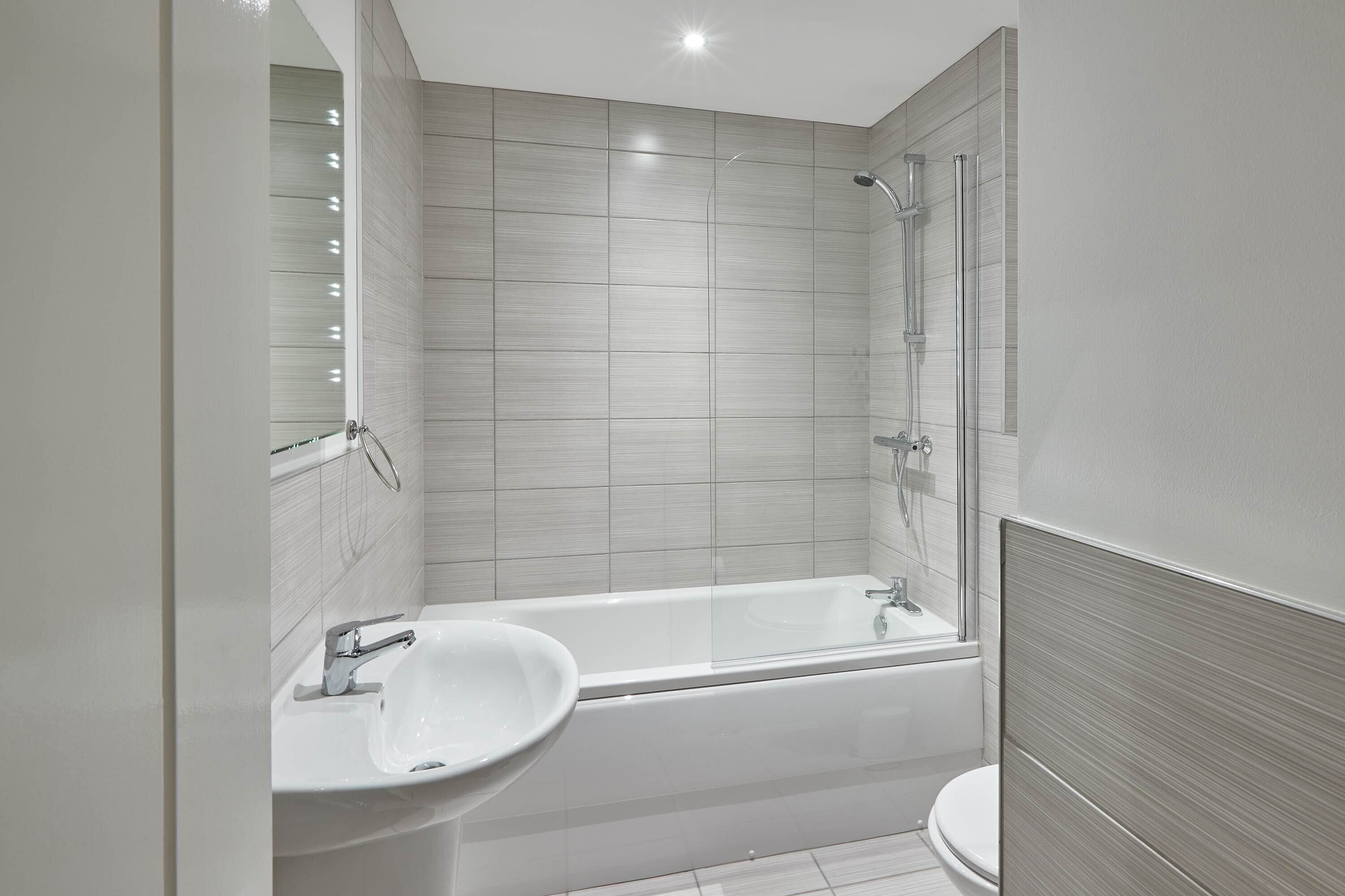 Apartment | Bathroom | Combined shower/tub, free toiletries, hair dryer, towels