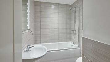 Apartment | Bathroom | Combined shower/tub, free toiletries, hair dryer, towels