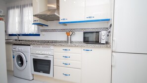 Fridge, microwave, oven, dishwasher - Mikonos Playa 14 (Manilva)
