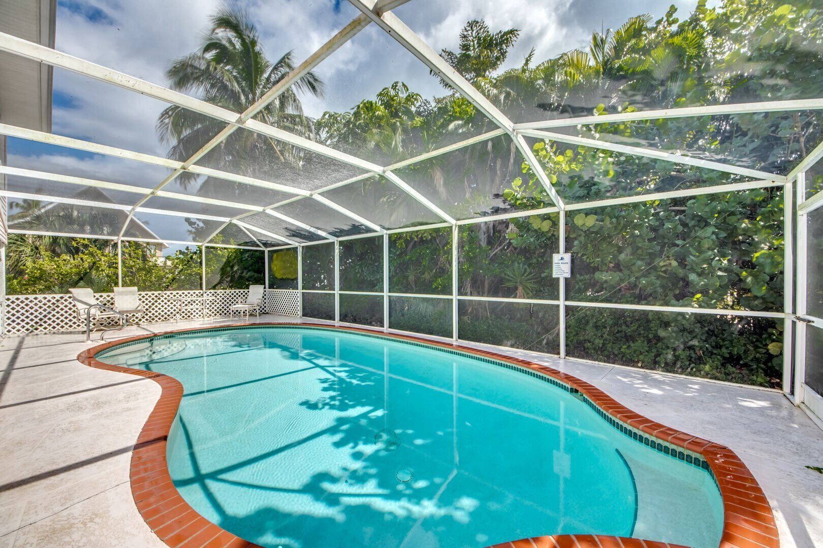 Private Heated Pool, Screened Lanai with Bay Views. Walk to Times Square!