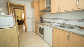 Een koelkast, een magnetron, een oven, een vaatwasser