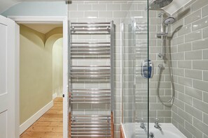 Ferienhaus | Badezimmer | Badewanne, kostenlose Toilettenartikel, Haartrockner, Handtücher