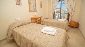 2 slaapkamers, een strijkplank/strijkijzer, gratis wifi, beddengoed