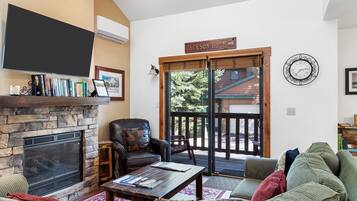 Smart TV, fireplace