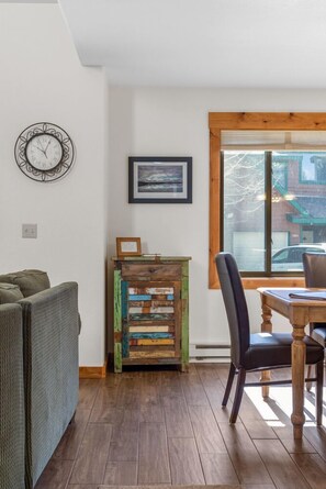 Interior - Outpost: Clark's Knoll 371 - Walk to Town Square (Jackson)