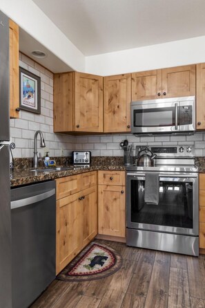 Fridge, microwave, oven, stovetop - Outpost: Clark's Knoll 371 - Walk to Town Square (Jackson)