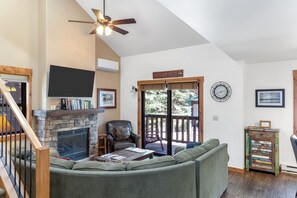 Smart TV, fireplace - Outpost: Clark's Knoll 371 - Walk to Town Square (Jackson)