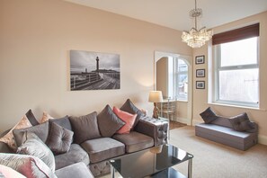 Apartment | Wohnzimmer | 32-Zoll-Flachbildfernseher mit Satellitenempfang, Fernseher, Netflix