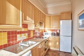 Apartment | Private kitchen | Fridge, microwave, oven, stovetop - Rooftops Apartment (Whitby)