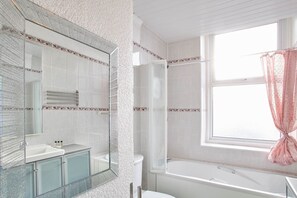 Apartemen | Kamar mandi | Kombinasi shower/bathtub dan perlengkapan mandi gratis