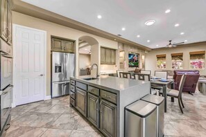 ثلاجة، ميكروويف، فرن، موقد طهي مسطح