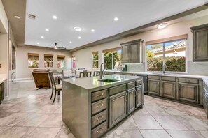 المنشأة من الداخل