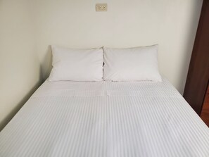 1 bedroom, iron/ironing board, WiFi, bed sheets - Executive Room - 10 min from US Consulate - Flexible Check-in (juarez)
