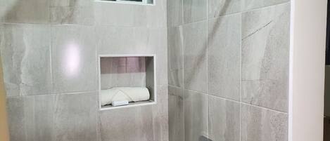 Serviettes fournies, savon, papier de toilette