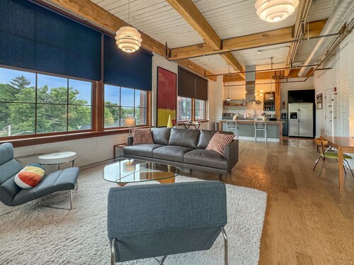 JOEY'S PLACE - A MODERN SOPHISTICATED INDUSTRIAL OPEN SPACE LOFT