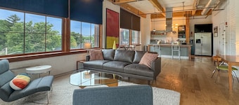 JOEY'S PLACE - A MODERN SOPHISTICATED INDUSTRIAL OPEN SPACE LOFT