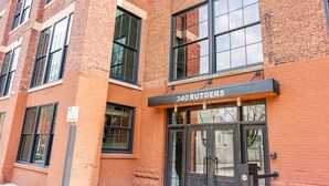 Un edificio de ladrillo con un letrero que dice "340 Rutgers" sobre la entrada.