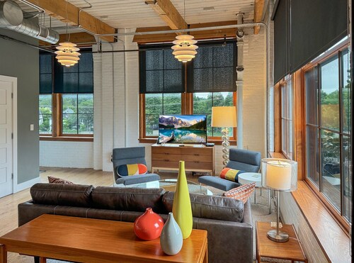 JOEY'S PLACE - A MODERN SOPHISTICATED INDUSTRIAL OPEN SPACE LOFT