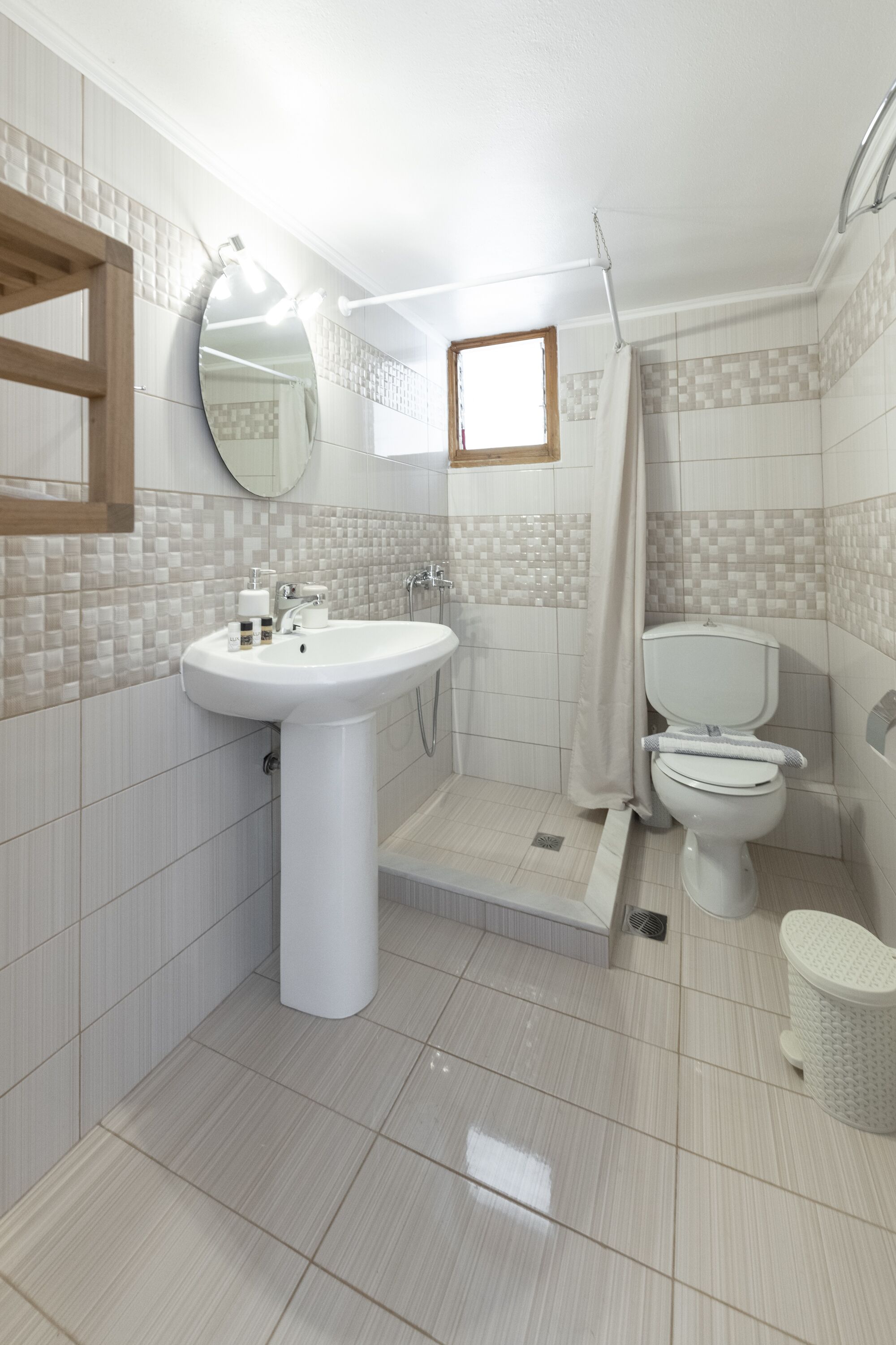 Un baño con lavamanos, inodoro y ducha.