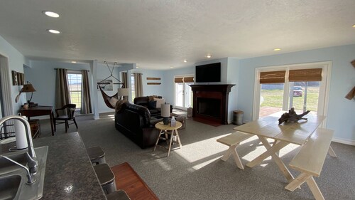 Eagle Isle South Wing on the Sandusky River w/ short drive to Cedar Point