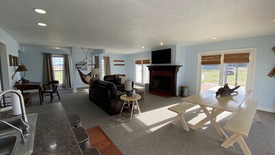 Eagle Isle South Wing on the Sandusky River w/ short drive to Cedar Point