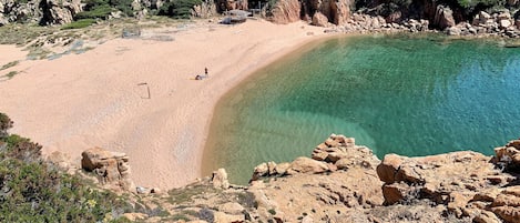 En la playa, sillas reclinables de playa, toallas de playa