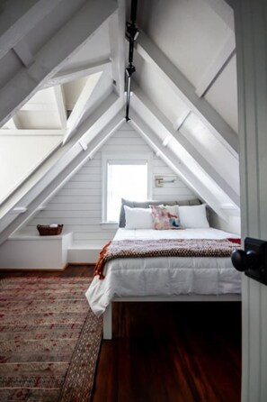 4 bedrooms, desk, iron/ironing board, travel cot - M3 at Saint Philip Square, One Block to King, Cozy Haven Perfect for Groups (Charleston)