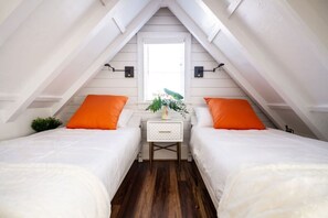 4 Schlafzimmer, Schreibtisch, Bügeleisen/Bügelbrett, Reisekinderbett