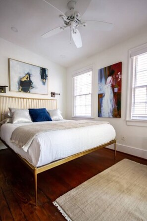 4 bedrooms, desk, iron/ironing board, travel crib - M3 at Saint Philip Square, One Block to King, Cozy Haven Perfect for Groups (Charleston)