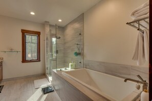 Combined shower/bathtub, hair dryer, towels