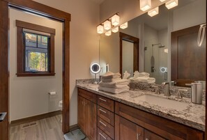 Combined shower/bathtub, hair dryer, towels
