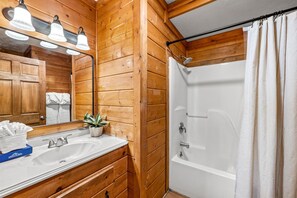 Ensemble douche/baignoire, baignoire à jets, sèche-cheveux