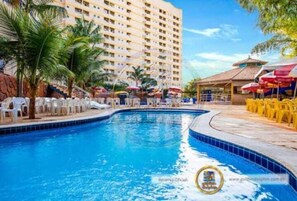 Piscine intérieure, 9 piscines extérieures