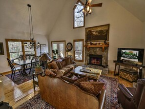 Smart TV, fireplace, DVD player - Riverview Hideaway - Riverviews, Hot Tub - (Ellijay)