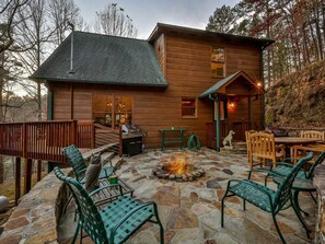 Outdoor dining - Riverview Hideaway by Mountain Oasis | Dog-Friendly Riverview Cabin in Coosawattee (Ellijay)