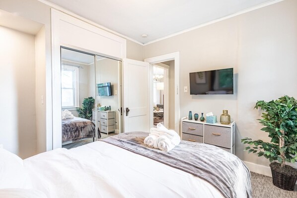 4 bedrooms, iron/ironing board, WiFi, bed sheets