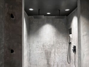 Standaard chalet, 4 slaapkamers | Badkamer | Een douche, gratis toiletartikelen, een haardroger, handdoeken