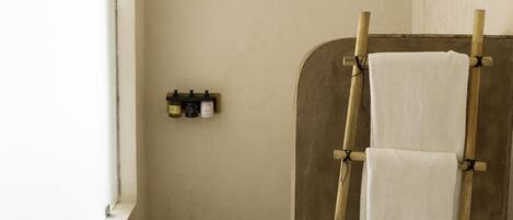 Baño con inodoro, ducha y ventana.
