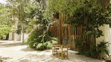 المنشأة من الخارج