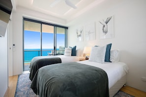 3 habitaciones, escritorio y tabla de planchar con plancha