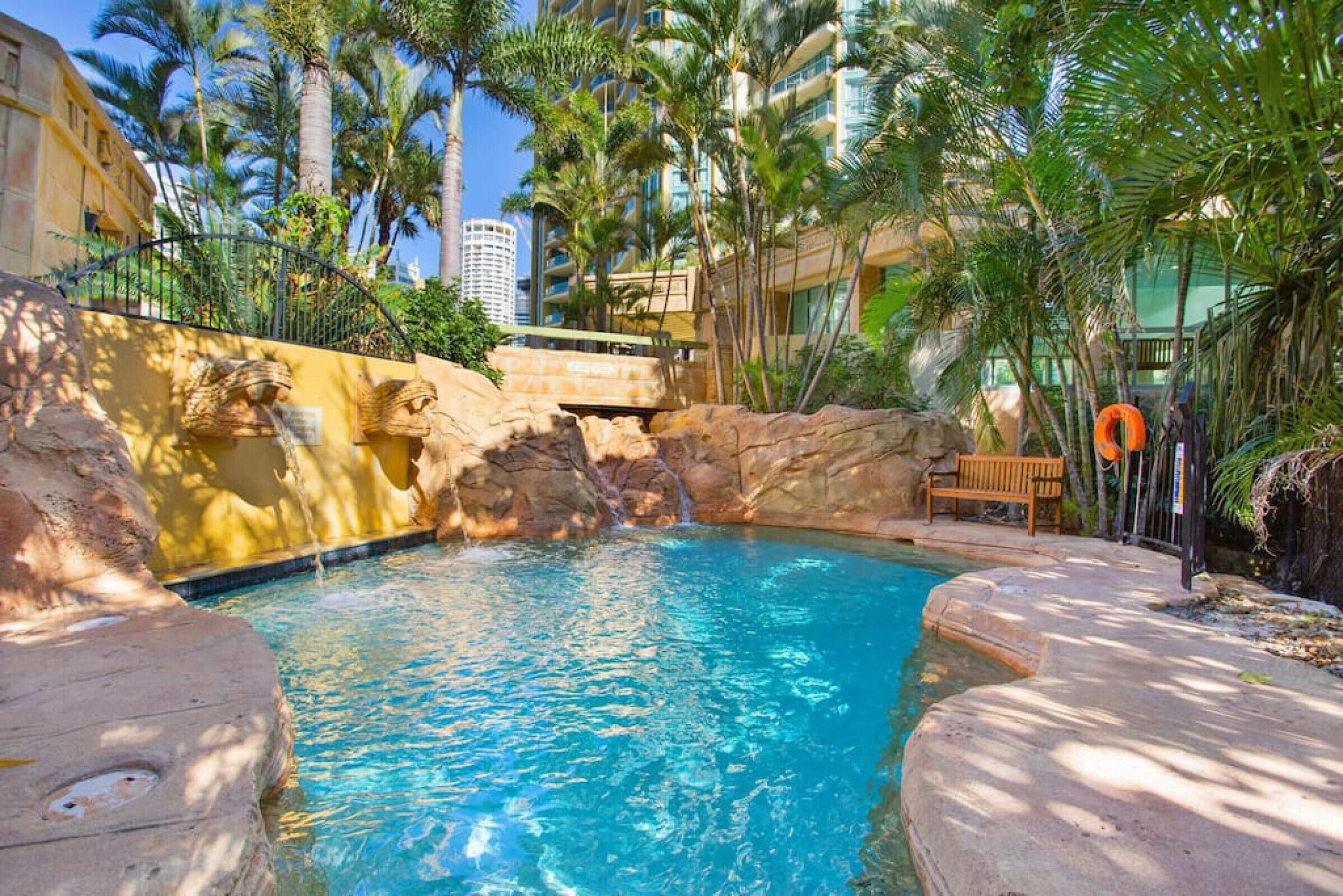 Resort style 3br 2.5 bath w/huge entertainers balcony — image 4