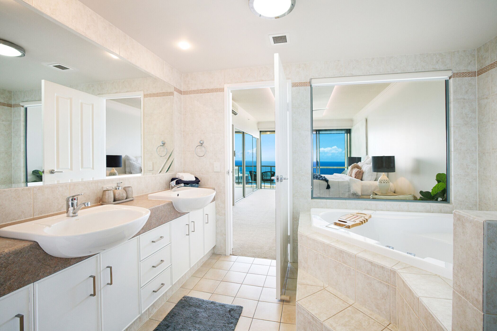 Resort style 3br 2.5 bath w/huge entertainers balcony — image 11