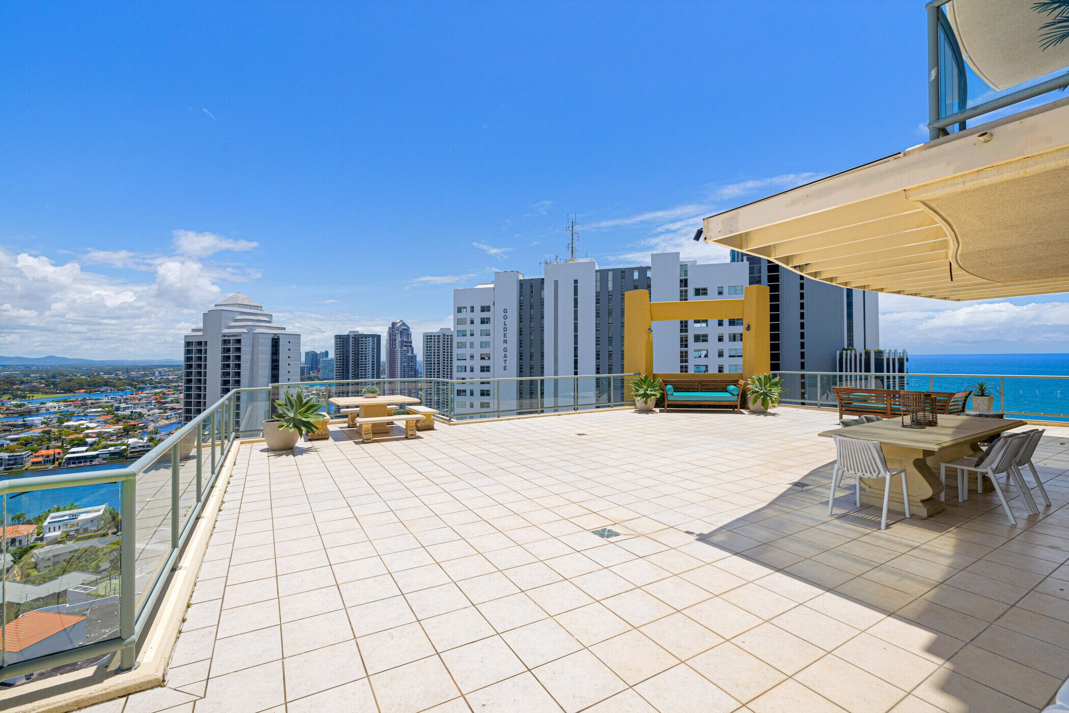 Resort style 3br 2.5 bath w/huge entertainers balcony — image 14