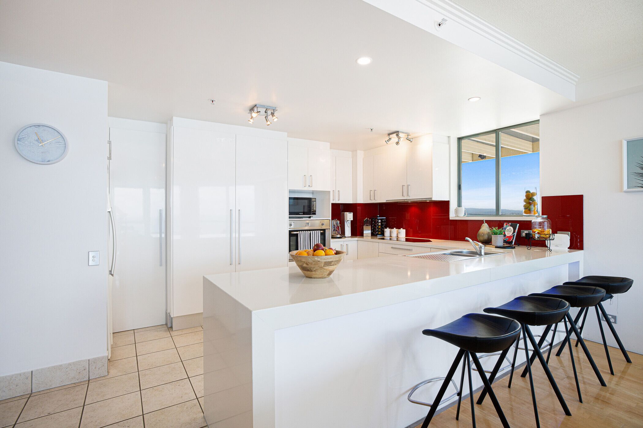 Resort style 3br 2.5 bath w/huge entertainers balcony — image 8