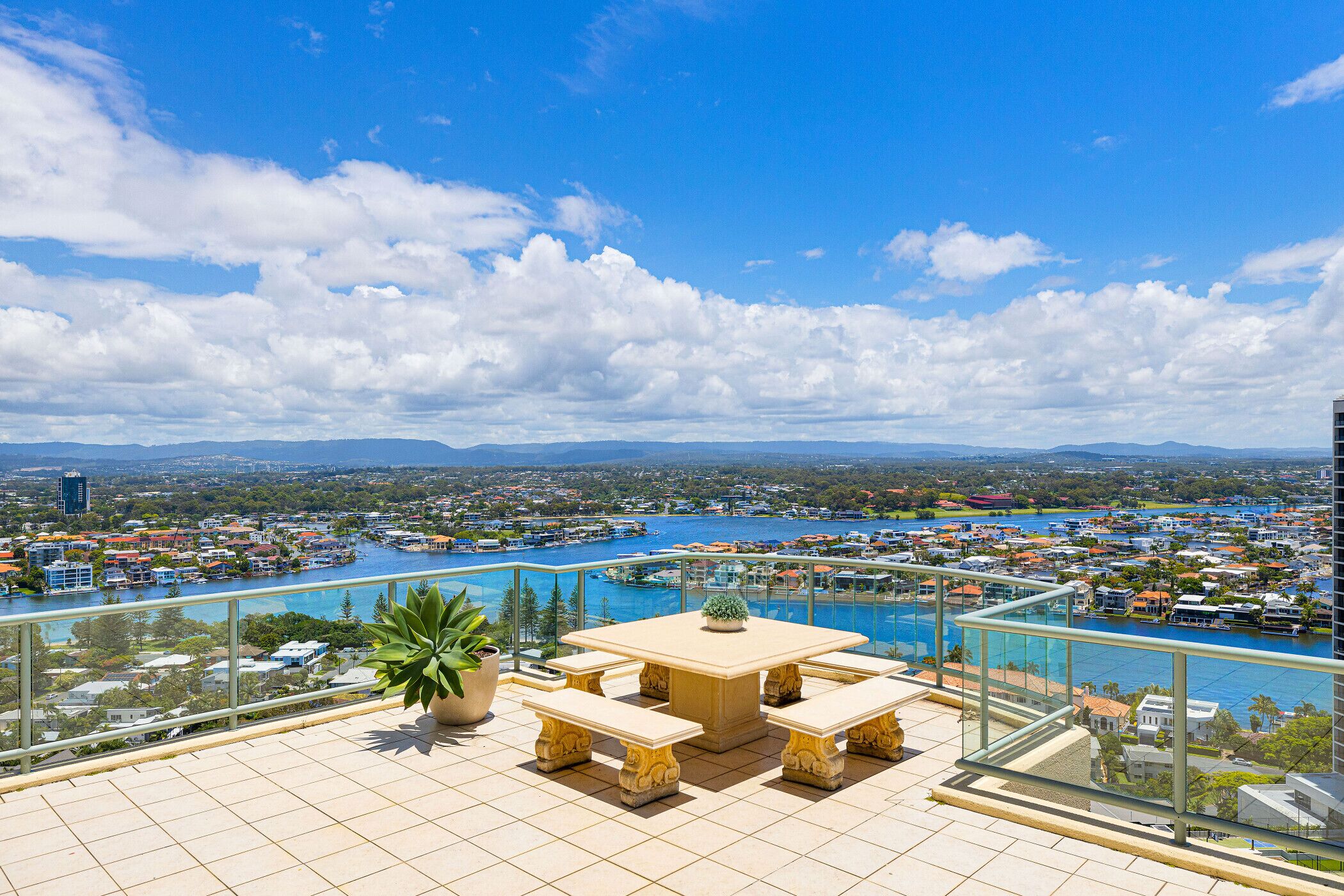 Resort style 3br 2.5 bath w/huge entertainers balcony — image 15