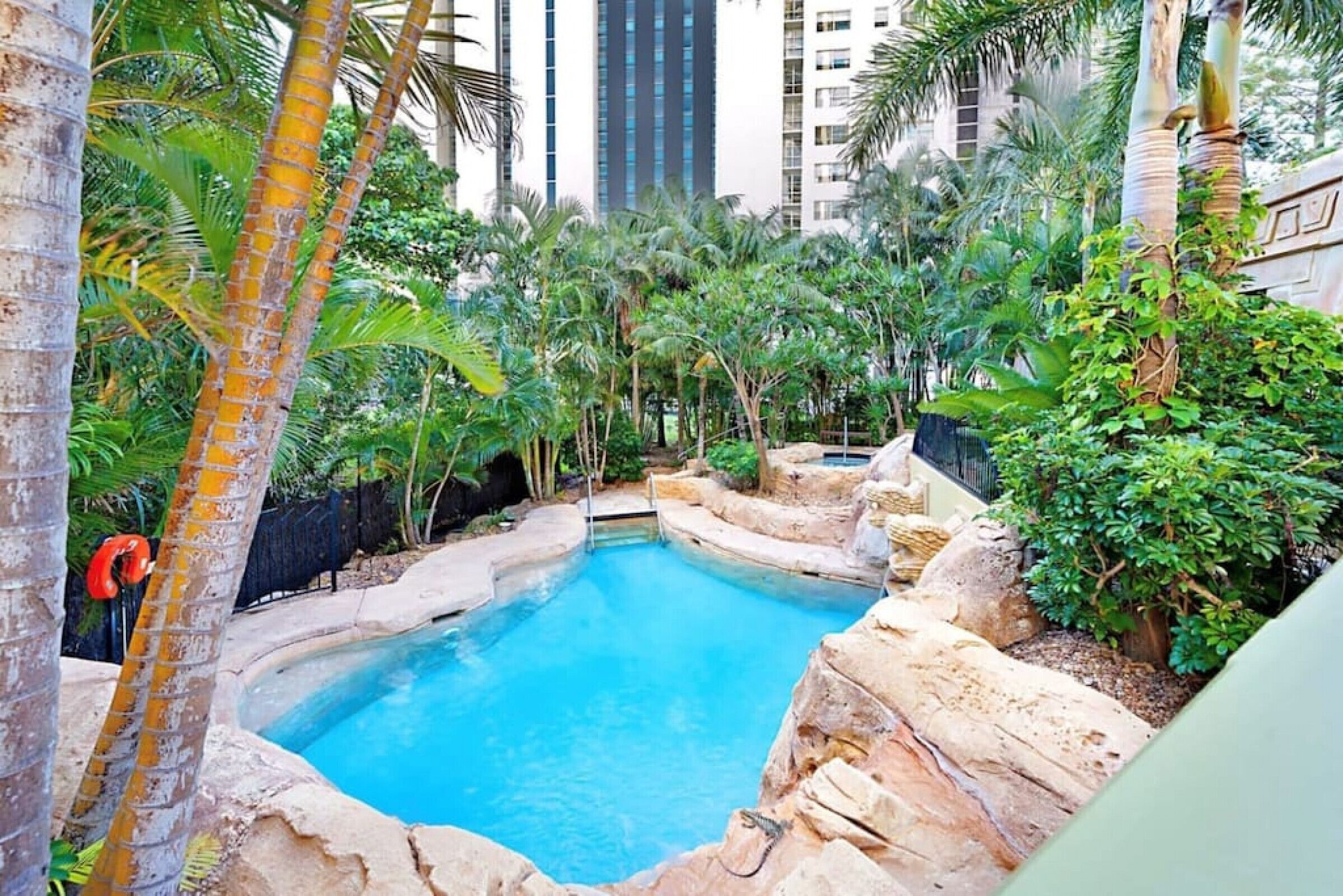Resort style 3br 2.5 bath w/huge entertainers balcony — image 6
