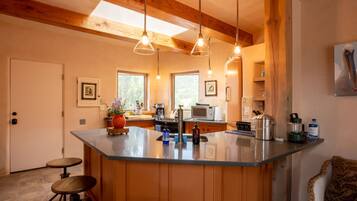 Jääkaappi, mikroaaltouuni, uuni, liesi